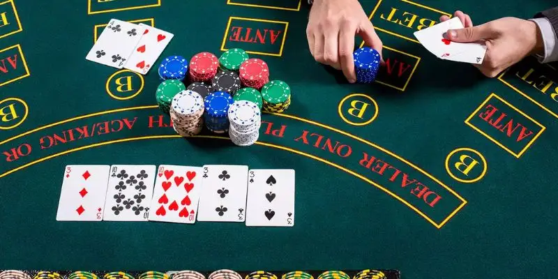 Poker có luật chơi đơn giản, dễ hiểu ngay cả với người mới.